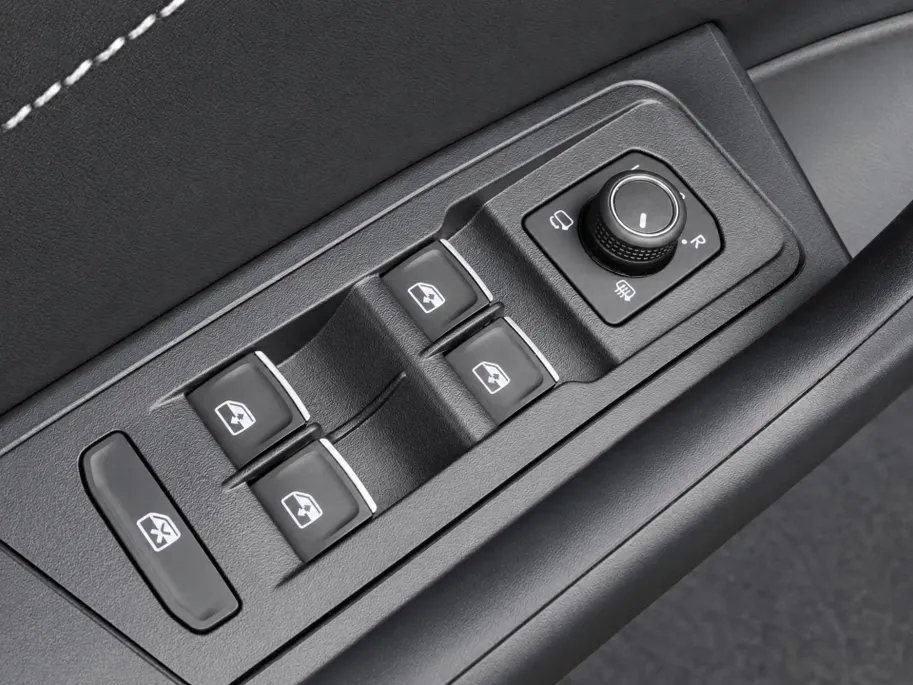 Volkswagen T-Roc 1.5TSI/150PK R-Line Black Style · Panoramadak · Apple/Android Car Play · Navigatie · Camera · Stoelverwarming · Garantie t/m 14-07-2027