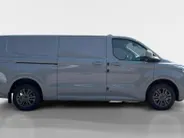 Ford E-Transit Custom 320 L2H1 Limited 71 kWh 218 pk | 0,99% rente op financial lease | Navigatie | 2-zits uitvoering | Inklapbare trekhaak | LM velgen 17' | TE BESTELLEN VOERTUIG