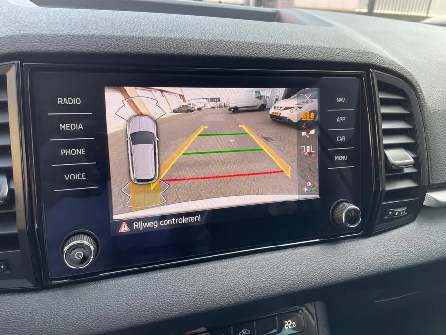 Škoda Karoq 1.5 TSI ACT Business Edition | Lichtmetalen velgen| Parkeer sensoren| Automaat| Camera| Cruise Control| Zeer ruime auto in super nette staat