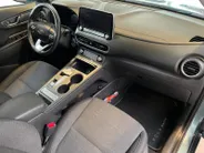 Hyundai Kona EV Fashion 64 kWh | Warmtepomp | Navigatie | Apple Carplay & Android Auto | 100% SOH | Adaptive cruise control | Climate control | Head-up display | Parkeersensoren achter |