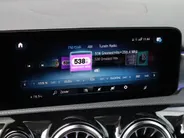 Mercedes-Benz A-Klasse 250 e AMG Line | HUD | Multispaak | LED | Navigatie | Camera | Automaat