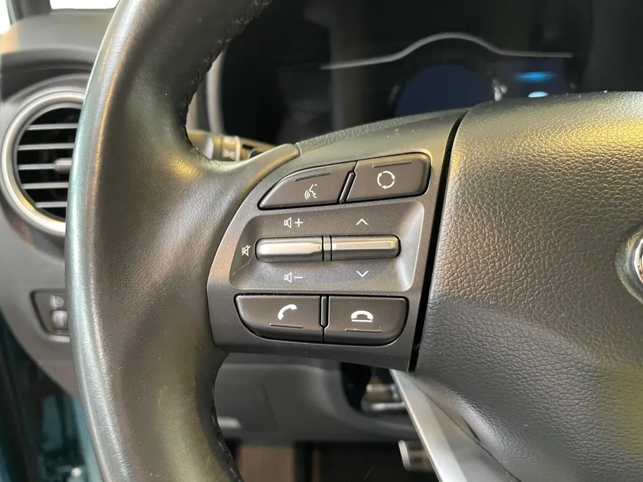Hyundai Kona EV Fashion 64 kWh | 100% SOH | Warmtepomp | Navigatie | Apple Carplay & Android Auto | Adaptive cruise control | Climate control | Head-up display | Parkeersensoren achter |