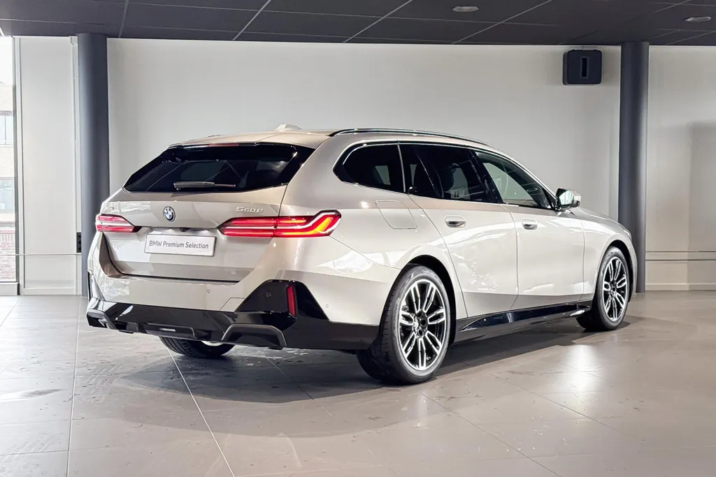 BMW 5 Serie Touring 550e xDrive