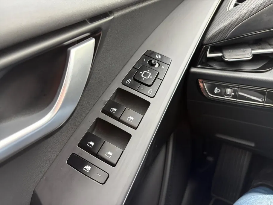 Kia Niro EV DynamicLine 64.8 kWh |*1E EIGENAAR | TREKHAAK | *LAGE KM- STAND | VOLLEDIG DEALER ONDERH. | APPLE CARPLAY/ ANDROID AUTO | CAMERA | NAVI | ADAPT. CRUISE | NETTE AUTO |
