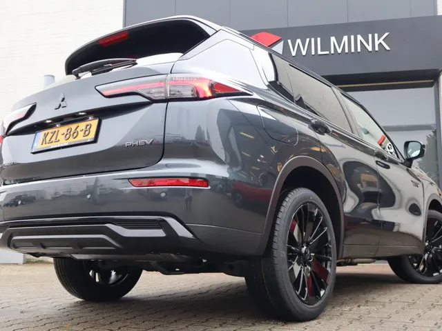 Mitsubishi Outlander 2.4 PHEV Black Edition All Seasons | Yamaha sound