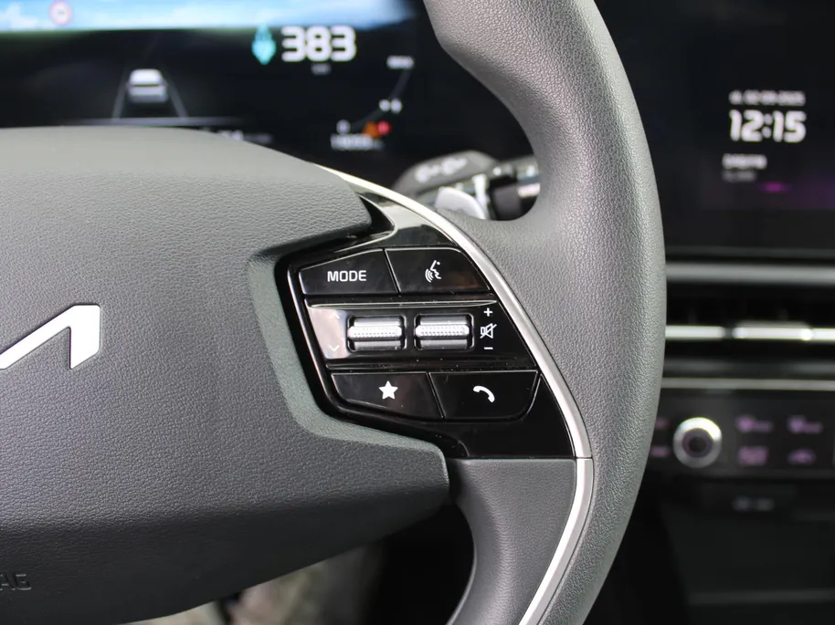 Kia Niro EV Light Edition 64.8 kWh | Camera | Cruise adapt. | Clima | 17' LM | Navi | Keyless | All season banden | 17% bijtelling |