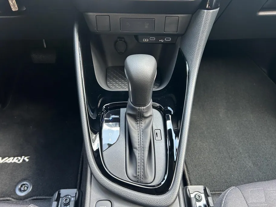 Toyota Yaris 1.5 Hybrid Dynamic | Nieuw | Apple Carplay/Android Auto | hill hold functie | airco (automatisch) | achteruitrijcamera | buitenspiegels verwarmbaar |