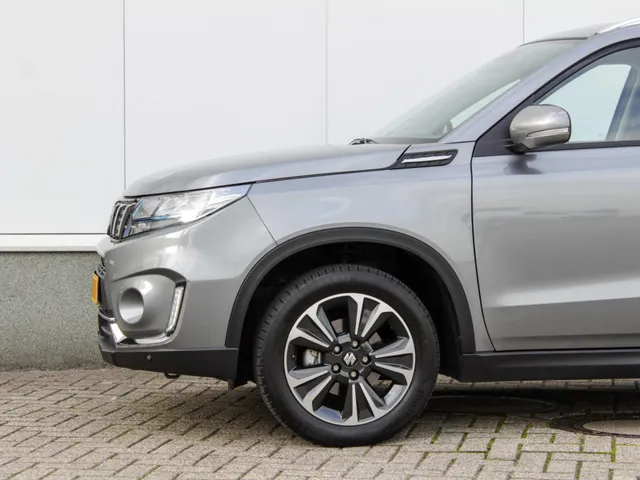 Suzuki Vitara 1.5 Hybrid Style Automaat | Navi | Adap. Cruise | Schuifdak | Camera | Lm-Velgen