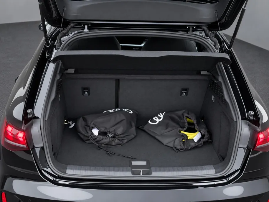 Audi A3 Sportback 40 TFSI e S edition 204 PK · Assistentiepakket rijden en parkeren plus · Optiekpakket zwart plus · Lichtpakket plus ambient light · MEGA Sale