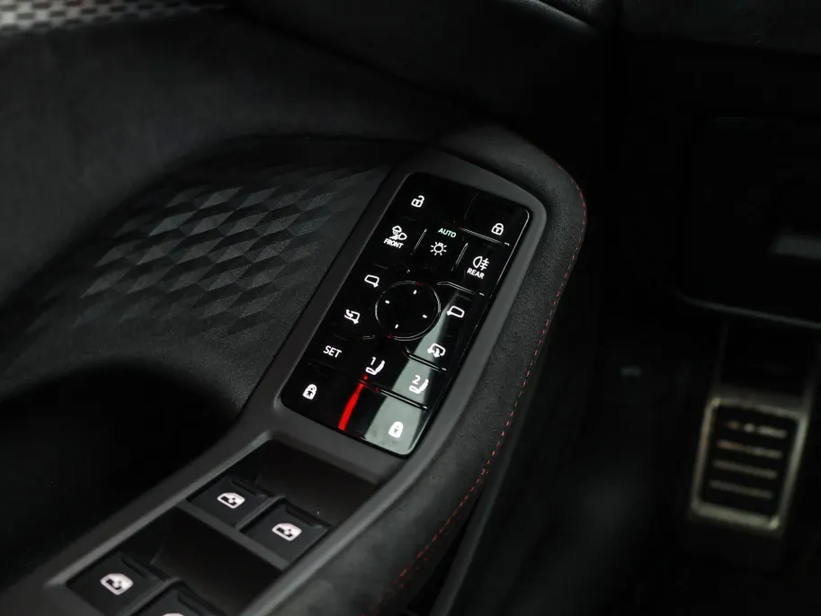 Audi A5 Avant 2.0 367pk S-tronic e-hybrid quattro S edition · 360 Camera · Wegklapbare Trekhaak · Bang & Olufsen Audio · Bijrijder Display · Zwart Optiek · 19'' Inch · Garantie t/m 26-07-2030 of 100.000