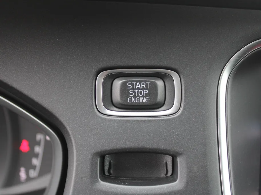 Volvo V40 Cross Country 1.5 T3 Dynamic Edition | Trekhaak | 17' LM | Panoramadak | Leer | PDC v+a | Camera | Stoel-/voorruitverwarming | HK audio |