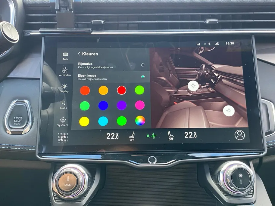 Lynk & Co 01 1.5 PHEV 260pk Black Pack | NL Auto | Zwarte hemel | Trekhaak | Panodak | Stoelverwarming | LED | Etc.