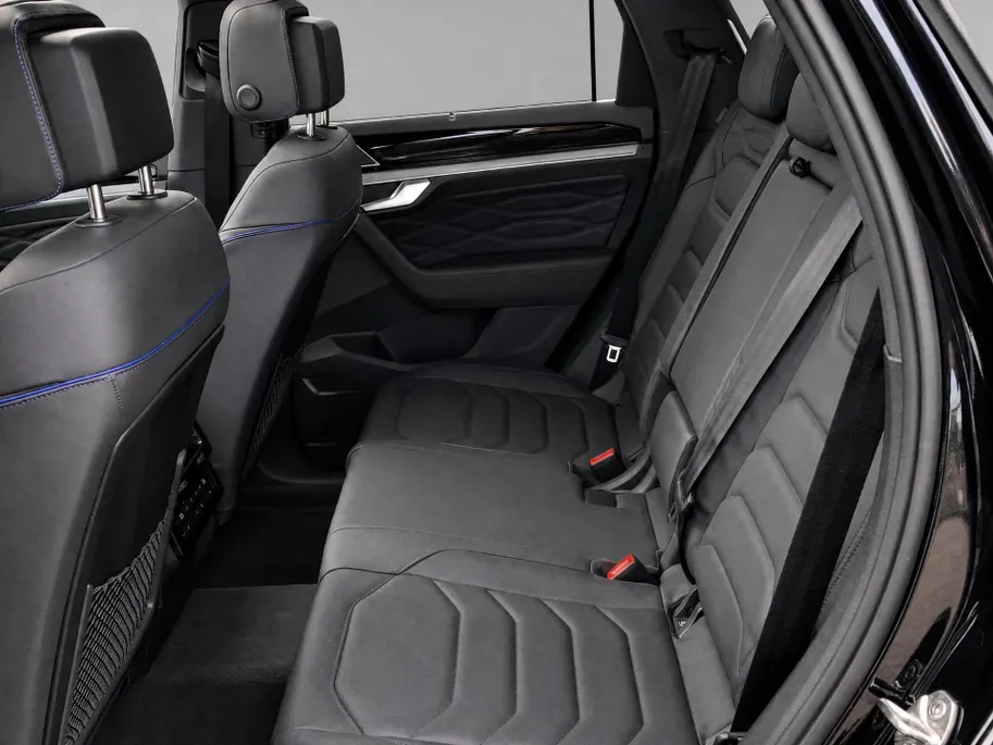 Volkswagen Touareg 3.0TSI 340kW/462PK R-line · Panoramadak · Trekhaak · Leder · Luchtvering