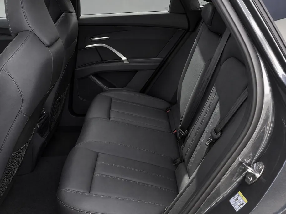 Audi Q5 2.0TFSIe-hybrid 270kW/367PK quattro S edition · Trekhaak · Leder · Camera · Apple/Android Car Play · Drive select · Garantie t/m 25-02-2028