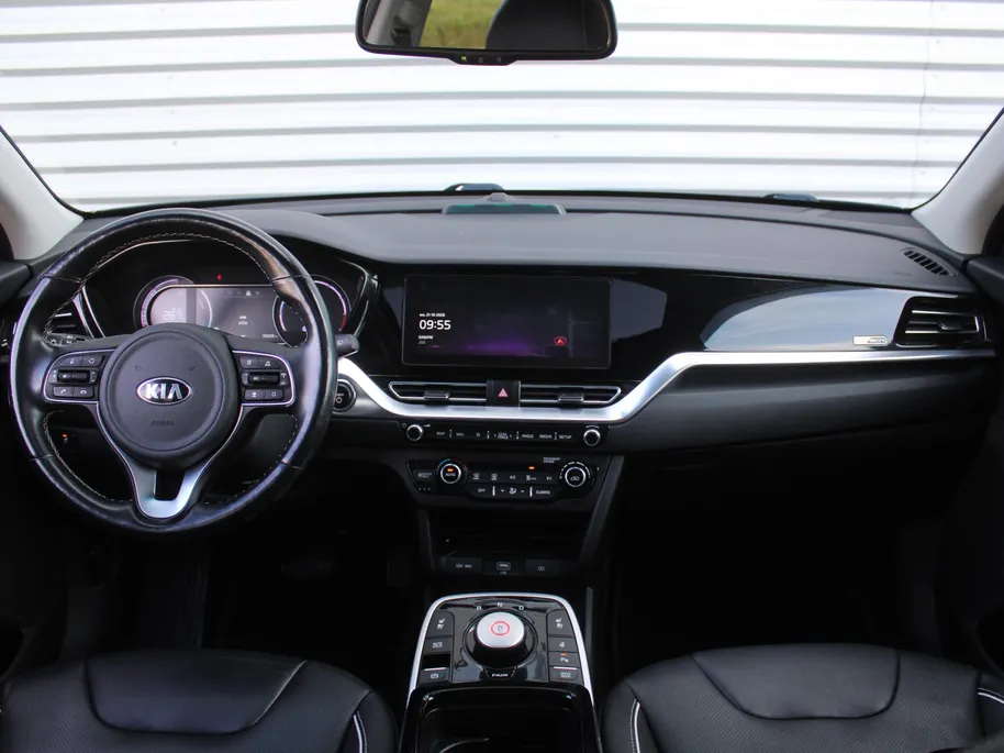 Kia e-Niro ExecutiveLine 64 kWh | Trekhaak | Stuur-/stoelverwarming + ventilatie | Leer | 17' LM | Cruise adapt. | Dodehoek detectie | LED | JBL audio |