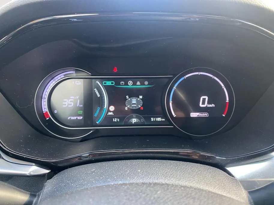 Kia e-Niro ExecutiveLine 64 kWh | Climate control | Leder | Stoel + stuurverwarming en ventilatie | Schuif/kanteldak | Navigatie | 17 inch LM-velgen | Keyless | SOH 97% |