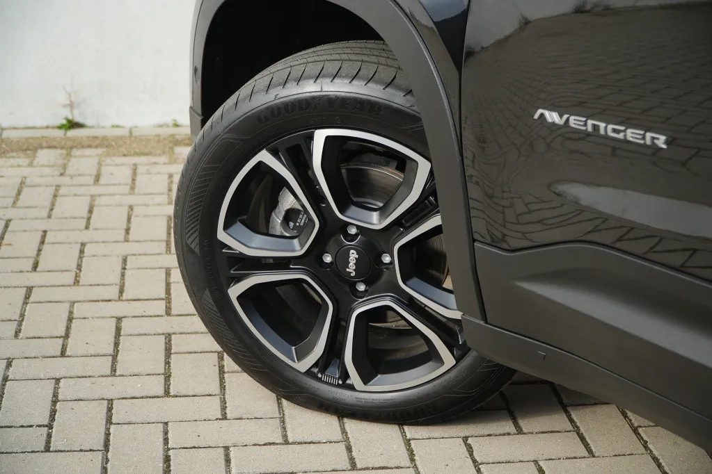 Jeep Avenger 1.2 e-Hybrid Summit | Navi | JBL | Camera | Winter | 18'