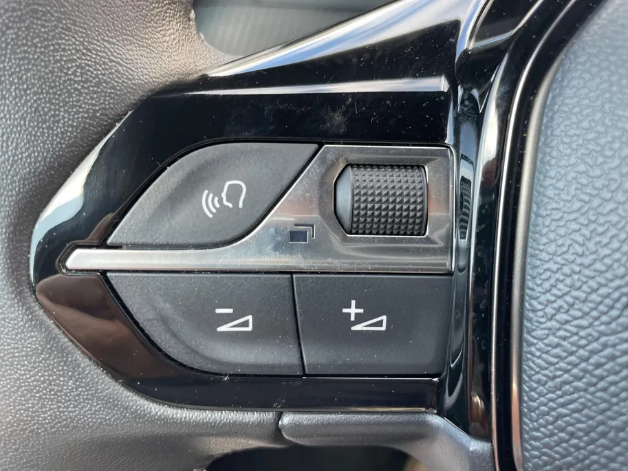 Peugeot 2008 1.2 PureTech Allure Pack *Navi+Camera*Climate Control*Stoelverwarming*LM.Velgen*1ste eigenaar!