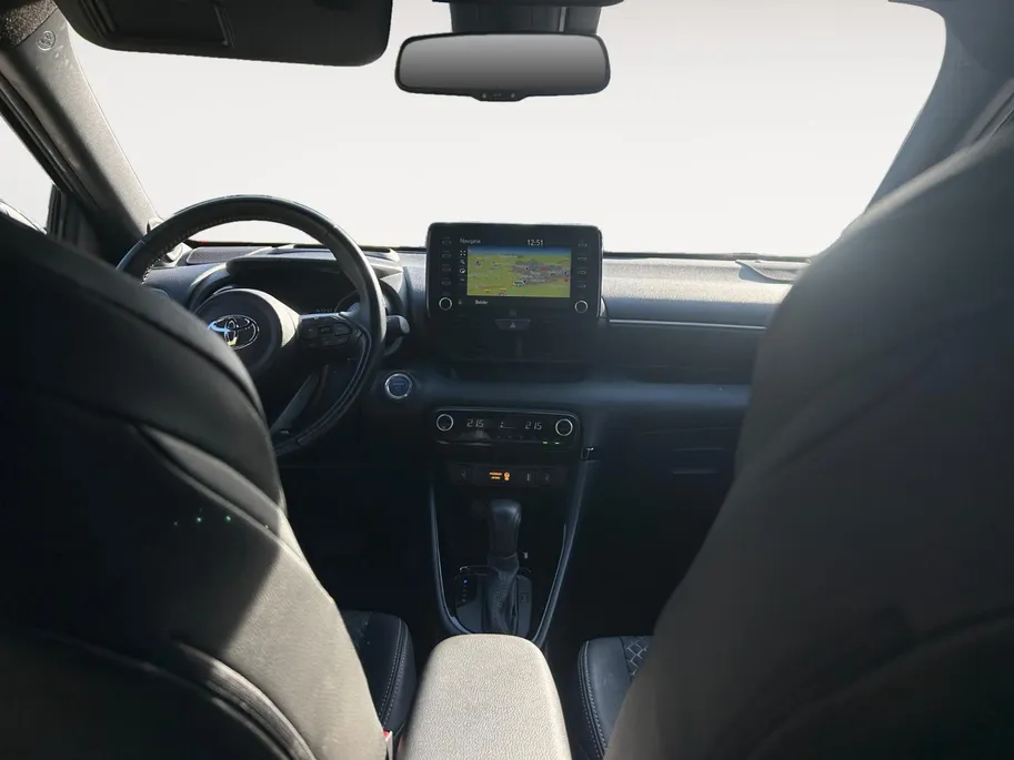 Toyota Yaris 1.5 Hybrid Executive Zeer compleet o.a. Navigatie, Trekhaak etc! Nu incl. 12 maanden garantie!