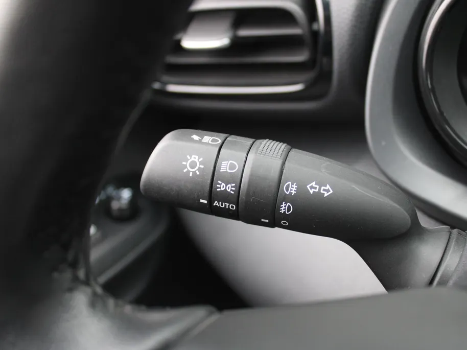 Mazda 2 Hybrid 1.5 Select | 16' LM | Stoel- & stuurverwarming | HUD | Camera | Dodehoek sensor |