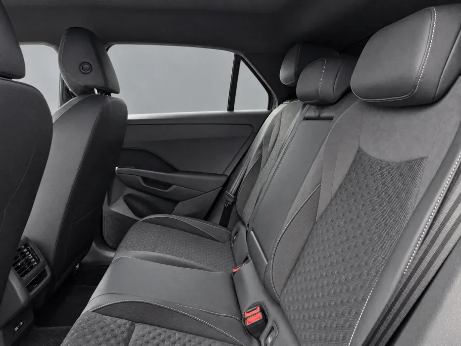 Volkswagen T-Roc 1.5 eTsi 150pk DSG R-Line First Edition · Camera · Wegklapbare Trekhaak · Stoelverwarming · Dodehoek Detectie · Elek. Achterklep · 19'' Inch · Garantie t/m 08-03-2030 of 100.000km