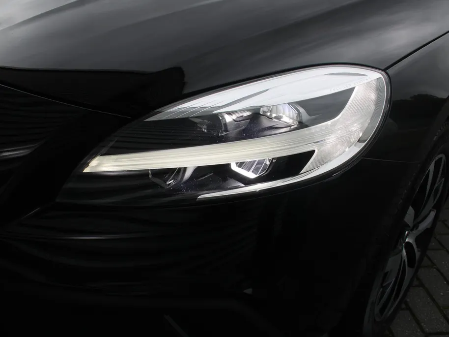 Volvo V40 Cross Country 1.5 T3 Dynamic Edition | Trekhaak | 17' LM | Panoramadak | Leer | PDC v+a | Camera | Stoel-/voorruitverwarming | HK audio |
