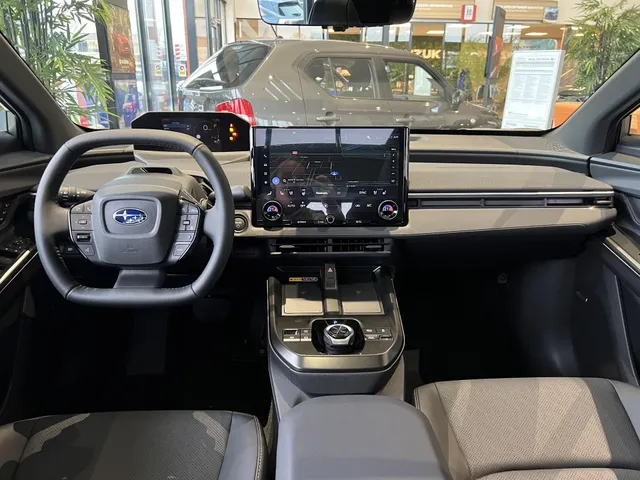 Subaru Solterra 4E-xperience 73.1 kWh | NIEUW MODEL!!! | 100% Elektrisch | Uit Voorraad Leverbaar | Panoramisch Dak | Dubbelen Draadloze Telefoonoplader | Nieuw Multimedia Systeem