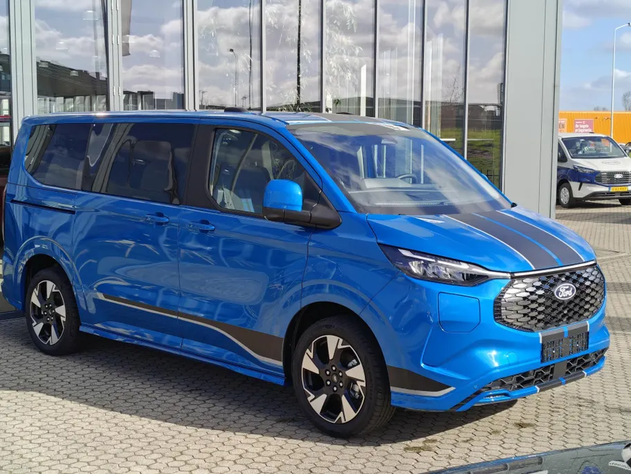 Ford Tourneo Custom E-Tourneo 340 L1H1 Sport 65 kWh - 8 PERSOONS - FULL OPTION - PANORAMADAK - ELEK. ZIJ SCHUIFDEUREN - TREKHAAK
