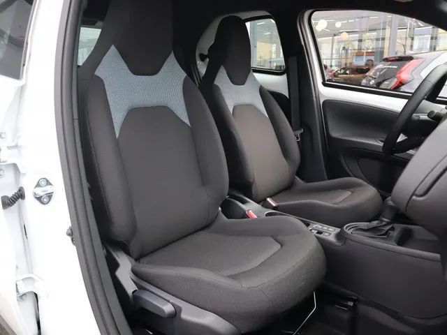 Toyota Aygo X Hybrid 115 play | LM Velgen | Stoelverwarming