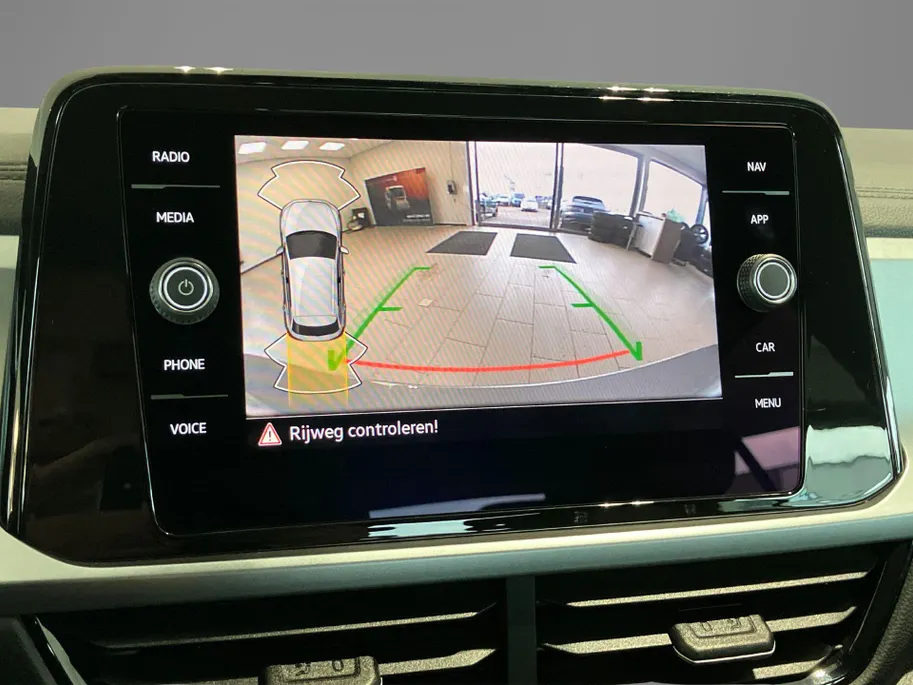 Volkswagen T-Roc 1.0TSI/115PK Life Edition · Apple/Android Car Play· Camera + Parkeersensoren · Keyless · 27-06-2028 of 100000km.