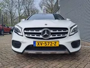 Mercedes-Benz GLA 180 Business Solution AMG AUTOMAAT | Trekhaak | Schuif/kanteldak | Navigatie | Camera | AMG-styling | Climate | Sensoren | Apple Carplay/Android Auto | Cruise | Stoelverwarming