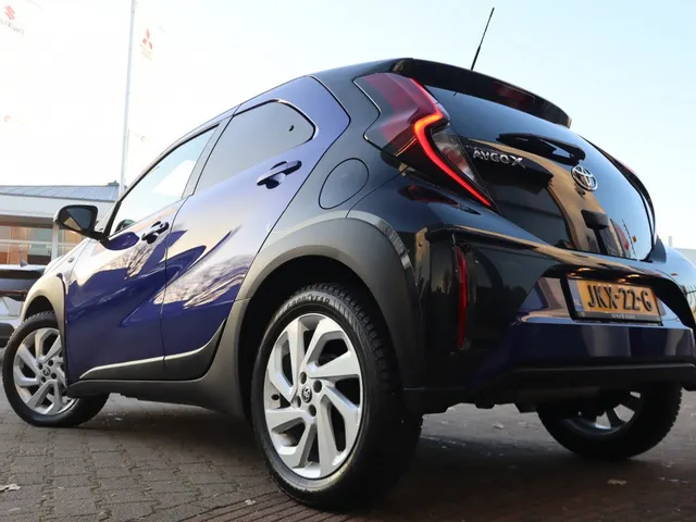 Toyota Aygo X 1.0 CVT Pulse Bi-tone Automaat | AllSeasons | Stoelverwarming
