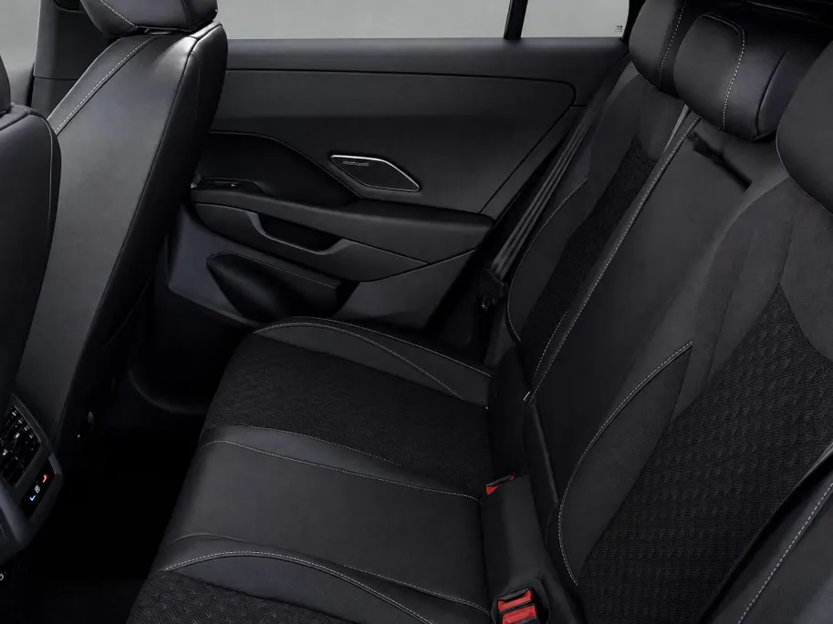 Volkswagen T-Roc 1.5 eTsi R-Line First Edition 150 pk 7 versn. DSG · Achteruitrijcamera · Electrische achterklep · Trekhaak