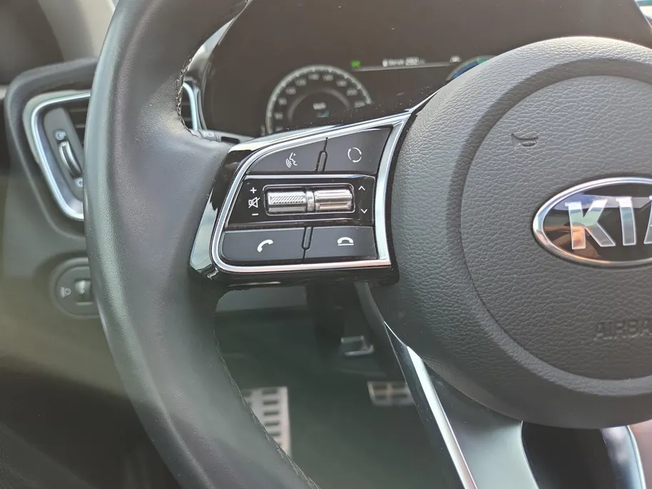 Kia XCeed 1.6i PHEV ExecutiveLine 1e Eigenaar | Dealer Onderhouden | Meest luxe uitvoering | Fabrieksgarantie | Stoelverwarming en Ventilatie | Carplay & Android | Camera | Dodehoek Detectie | Leder | Cruise Control Adaptief | Panorama Dak |