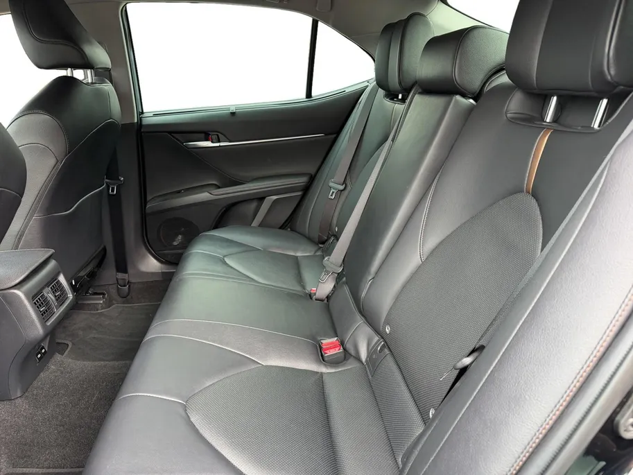 Toyota Camry 2.5 Hybrid Premium LM VELGEN | LEDER | STOELVERWARMING | CRUISE | NAVI | APPLE CARPLAY EN ANDROID