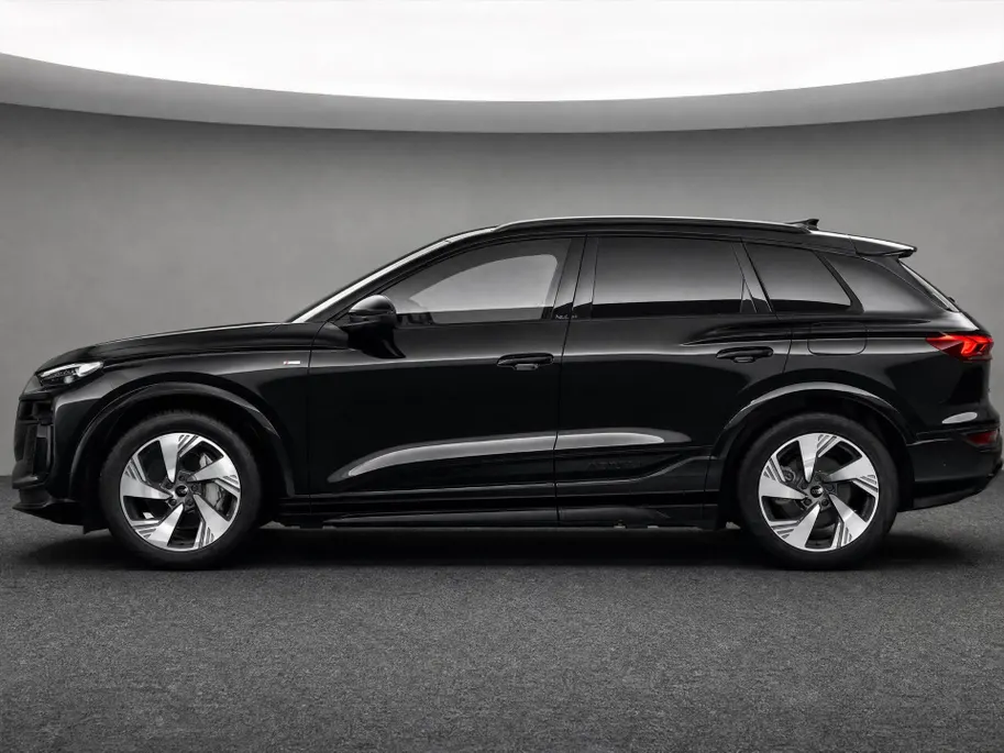 Audi Q6 e-tron S edition 83 kWh 252 PK · Glazen panoramadak · Trekhaak elek. wegklapbaar · S line zwart leder-kunstlederen bekleding