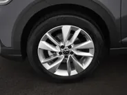 Volkswagen Taigo Life Edition 1.0 TSI 95 pk 5 versn. Hand · Camera · Apple/Android Car Play · P-Sensoren · Airco · 17'' Inch · Garantie t/m 23-10-2029 of 100.000km