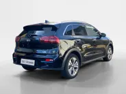 Kia e-Niro ExecutiveLine 64 kWh | Climate control | Leder | Stoel + stuurverwarming en ventilatie | Schuif/kanteldak | Navigatie | 17 inch LM-velgen | Keyless | SOH 97% |