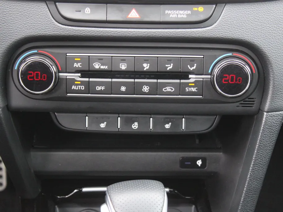 Kia Ceed 1.5 T-GDi GT-Line | Stuur-/stoelverwarming | Schuifdak | Cruise adapt. | Camera | 17' LM | LED | Dodehoek sensor | Draadloze lader |