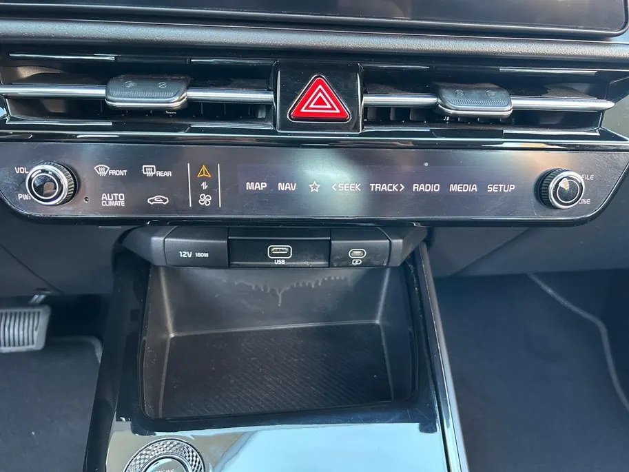 Kia Niro 1.6 GDi Hybrid DynamicLine Edition | Elektrisch Verstelbare Bestuurdersstoel | Dodehoekdetectie | Apple Carplay / Android Auto | Navigatiesysteem | Licht + Regensensor | Parkeersensoren Voor + Achter | Camera Achter | Cruise Control Adaptief | Rijstrookse