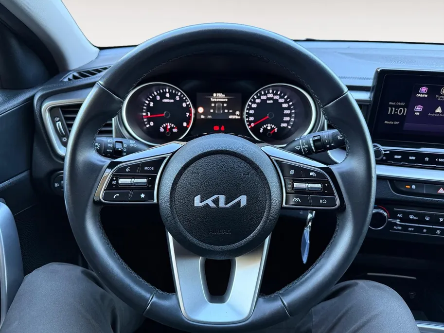 Kia Ceed Sportswagon 1.5 T-GDi DynamicLine 140 PK | Cruise Control Adaptief | Camera | Carplay | Navi | LM Velgen | 140 PK | Fabrieksgarantie 19-8-2031 +3x 1 jaar* | NAP