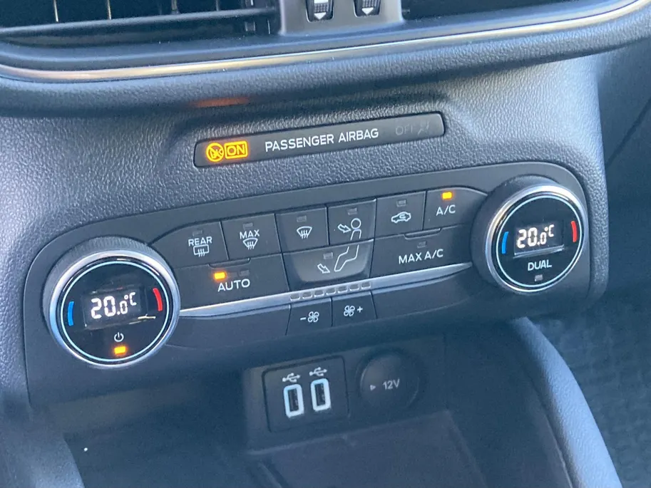 Ford Kuga 2.5 PHEV 225 pk Titanium Navigatie-Draadloos opladen-achteruitrijcamera-parkeersensoren
