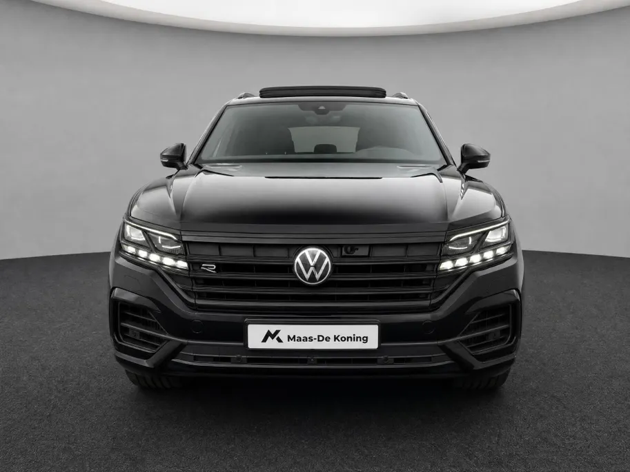 Volkswagen Touareg 3.0TSI 340kW/462PK R-line · Panoramadak · Trekhaak · Leder · Luchtvering