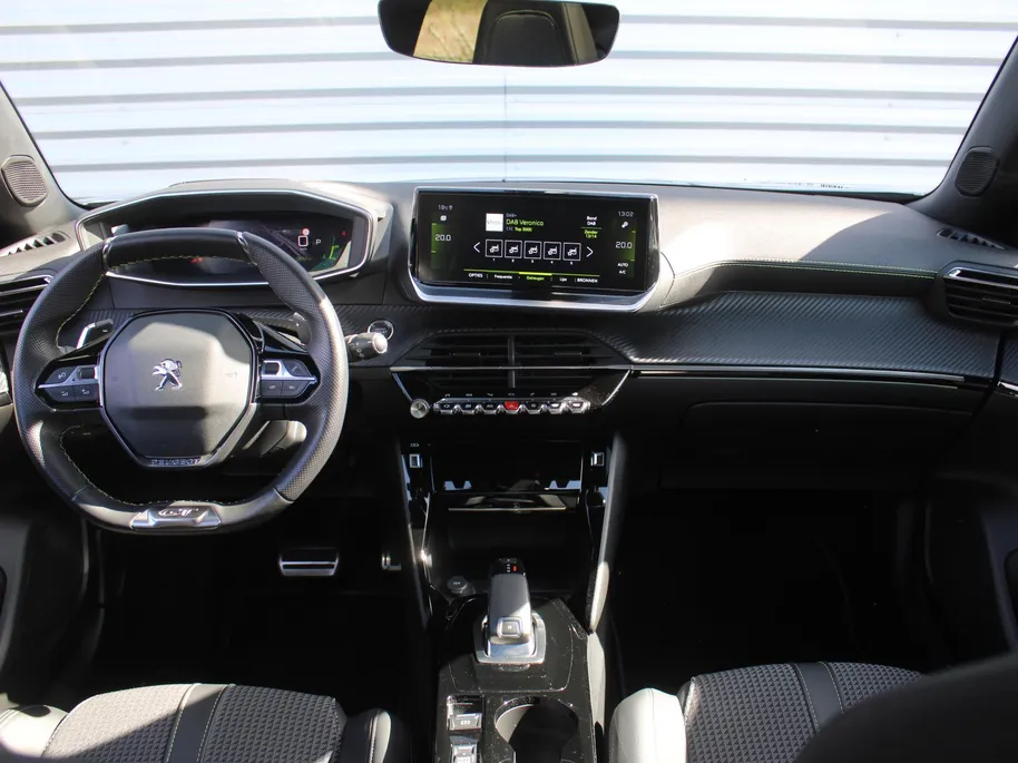 Peugeot 2008 1.2 PureTech GT | Automaat | Navi | Camera | Panoramadak | Dodehoek detectie | Cruise adapt. | 17' LM | LED |