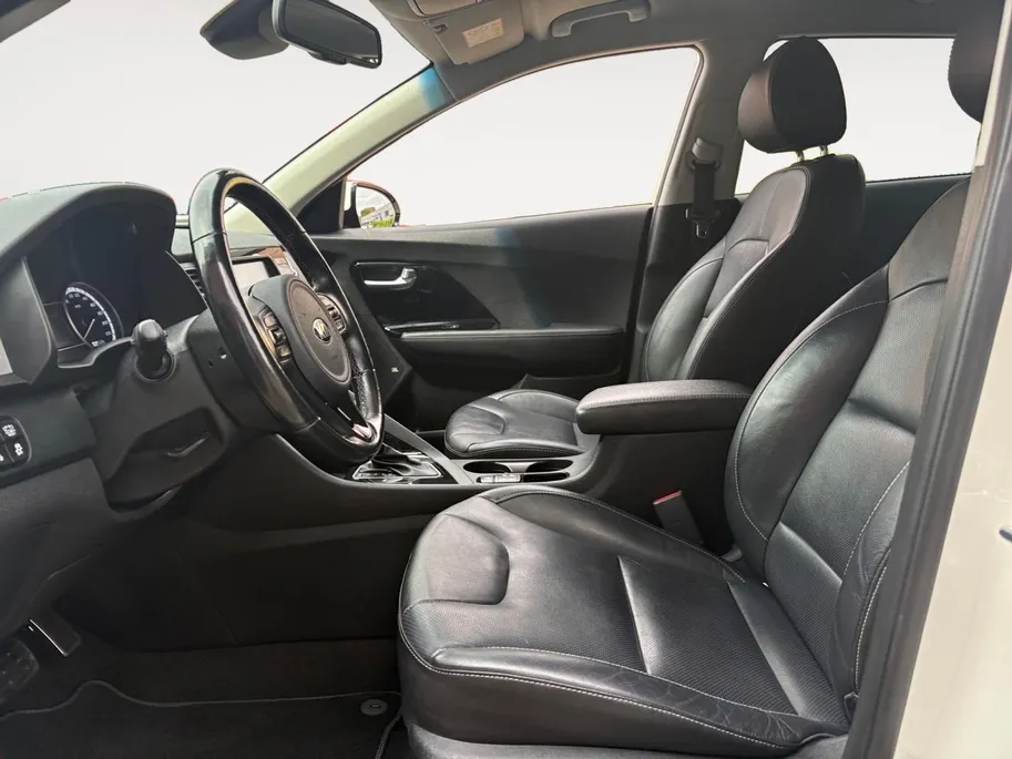 Kia Niro 1.6 GDi Hybrid ExecutiveLine | Trekhaak | Stoel verwarming en koeling | Lederen bekleding | Navigatie | Dodehoek detectie | Apple Carplay / Android Auto | Verbruik 1 op 20!