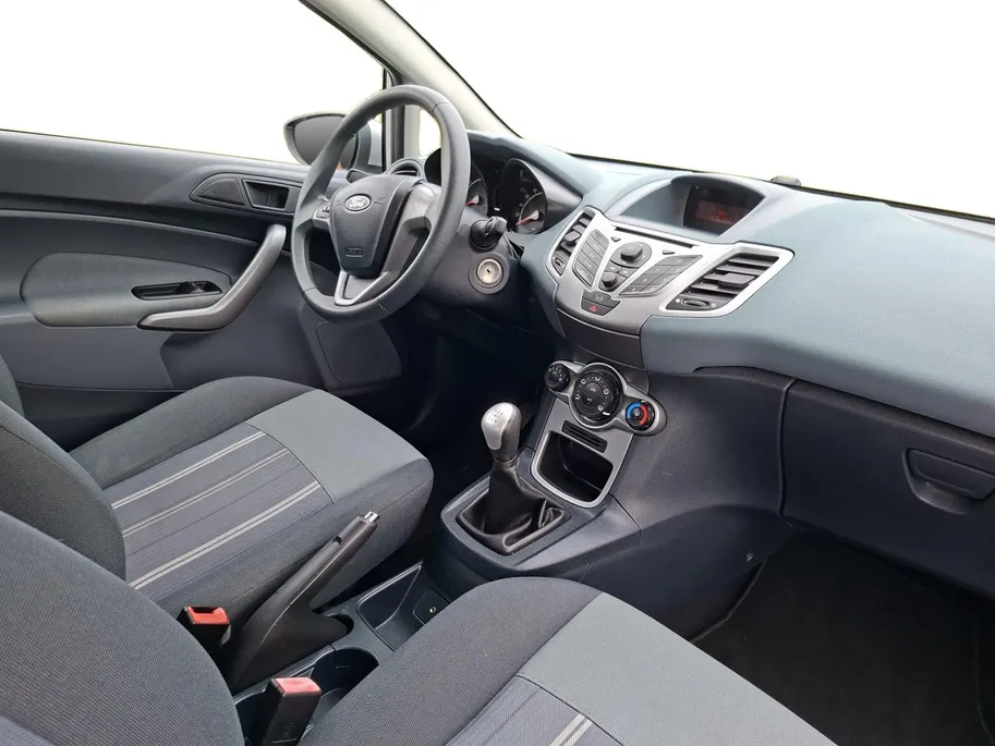 Ford Fiesta 1.25 Limited | Nieuwe Distributieriem bij aflevering | Trekhaak | All weather banden | Radio | Dealer onderhouden | Nieuwe APK | 12maanden BOVAG Garantie |