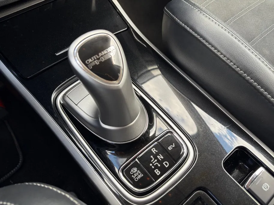 Mitsubishi Outlander 2.4 PHEV Intense Apple Carplay/Android Auto , electronic climate controle , leder , stoelverwarming , lm velgen , cruise , trekhaak .