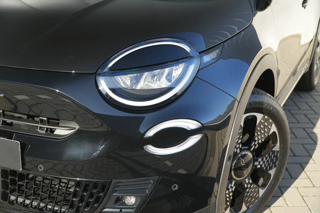 Fiat 600e La Prima 54 kWh | Leder | Navi | Camera | Carplay | 18'