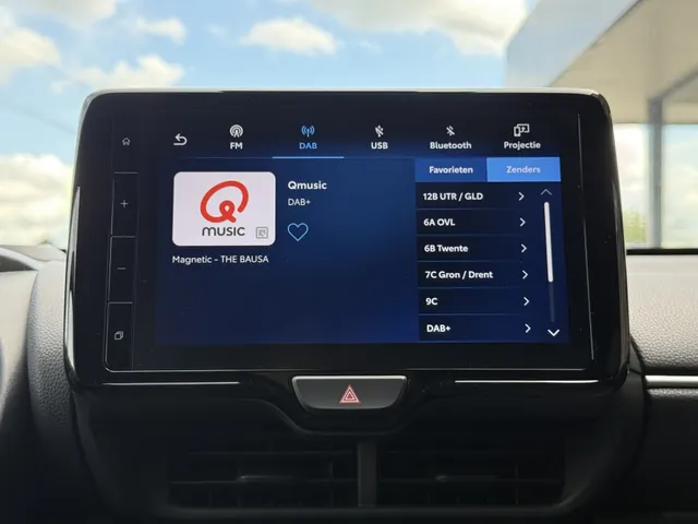 Toyota Yaris 1.5 Hybrid Executive Bi-Tone | PDC V+A | HUD