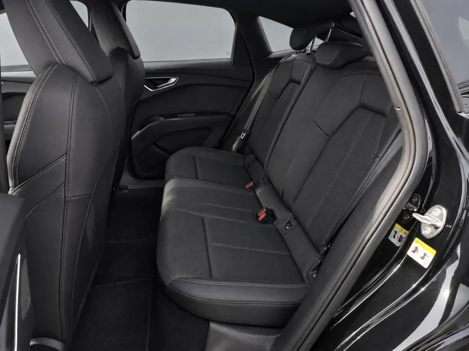 Audi Q4 Sportback e-tron 45 quattro 82 kWh / 285pk S Edition · SONOS · Trekhaak  · Camera  · Elektrische stoelverstelling · Stoelverwarming · Apple/Android Car Play · 20'' ·
